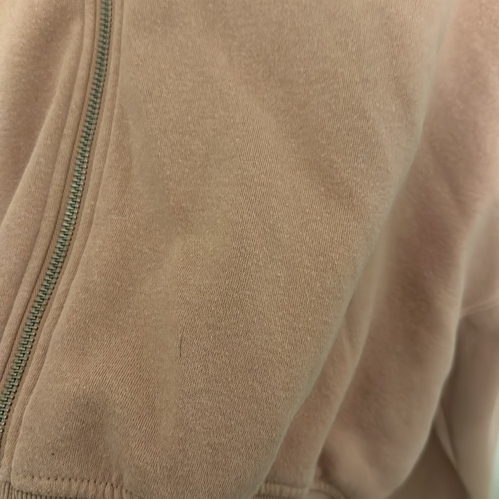 very much loved cropped zip up perfect for high waisted pants! - Picture 3 of 3
